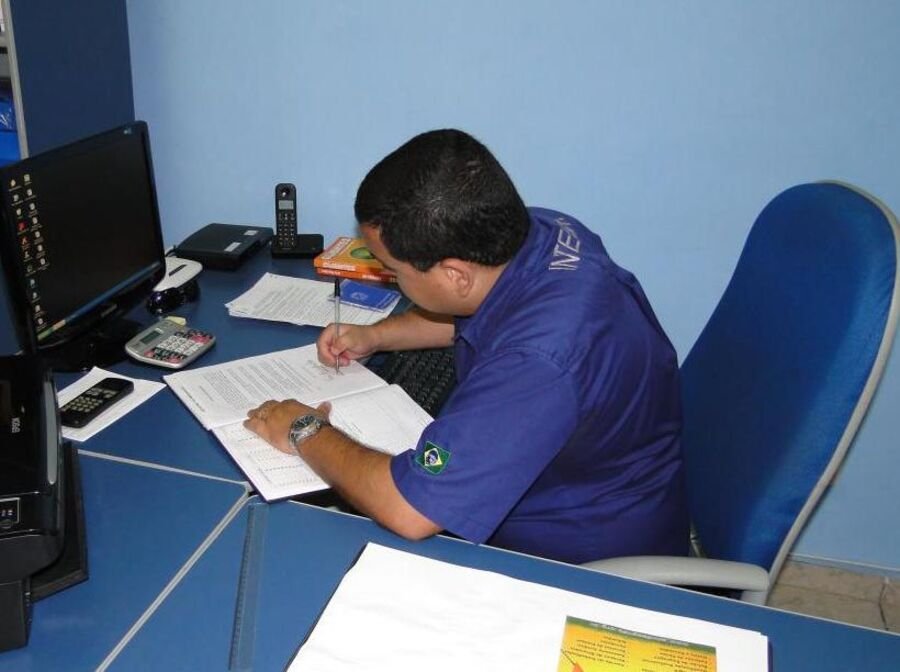 Colaborador em posto de portaria